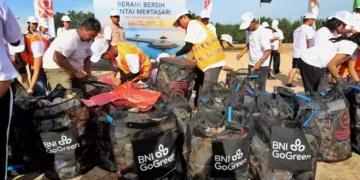 BNI Gelar Aksi Bersih di Pantai Mertasari Bali