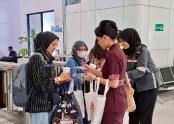 Angkutan Lebaran 2026, KCIC Bagikan 13 Ribu Takjil bagi Penumpang Whoosh