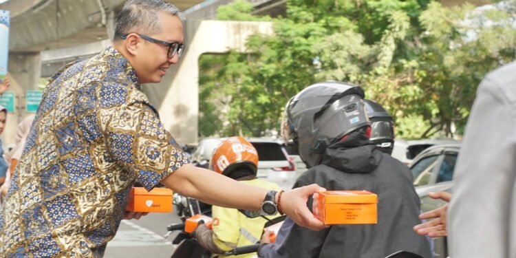 Bank Muamalat Berbagi Takjil untuk Masyarakat