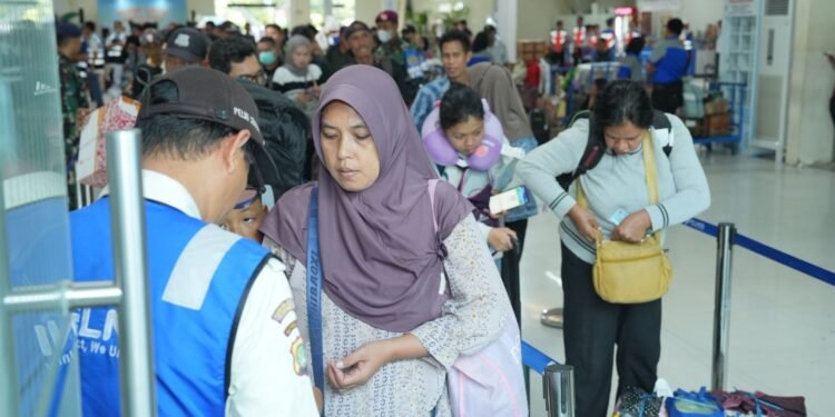 WamenPANRB dan Wamenhub Kunjungi KM Labobar, Pantau Puncak Arus Mudik Kapal PELNI