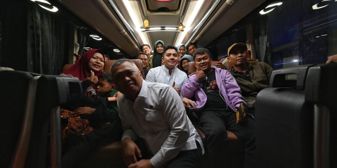 Seskab Teddy dan Menhub Dudy Sambut Pemudik dan Pantau Arus Balik Gelombang Pertama di Terminal Pulo Gebang