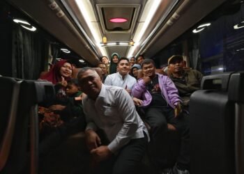 Seskab Teddy dan Menhub Dudy Sambut Pemudik dan Pantau Arus Balik Gelombang Pertama di Terminal Pulo Gebang