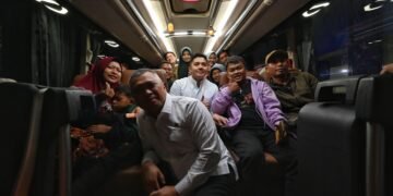 Seskab Teddy dan Menhub Dudy Sambut Pemudik dan Pantau Arus Balik Gelombang Pertama di Terminal Pulo Gebang