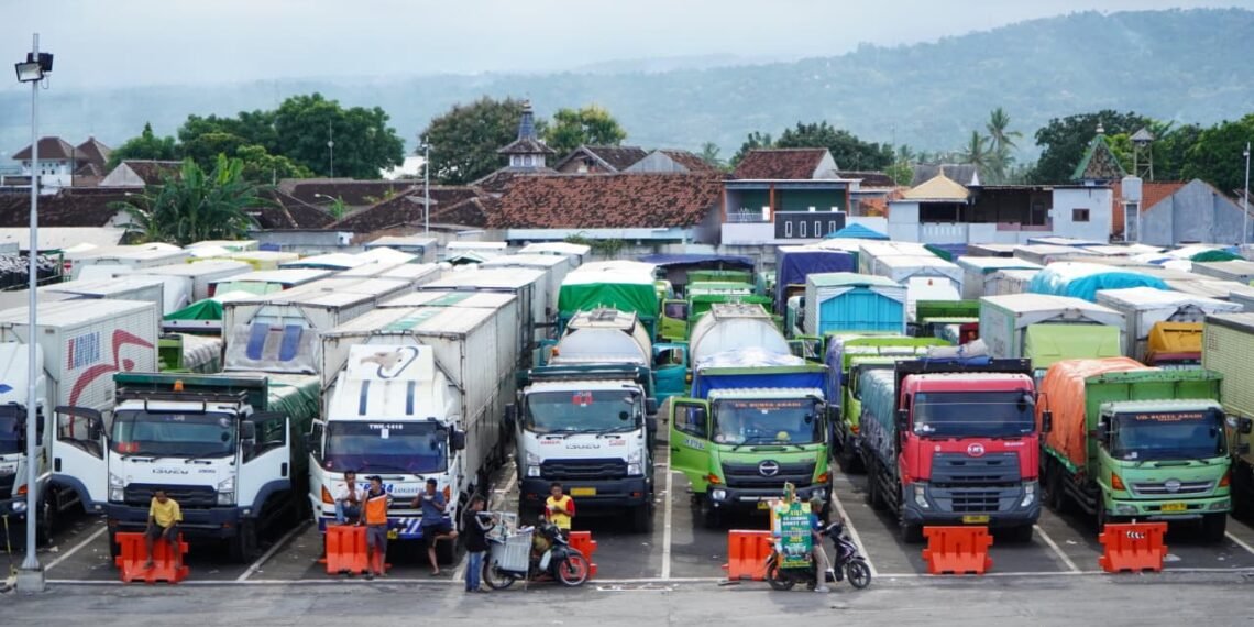 Lonjakan Truk Logistik Padati Pelabuhan Ketapang