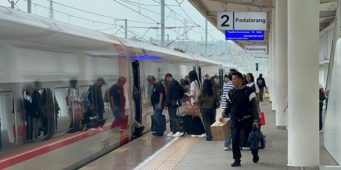 KCIC Kecam Tindakan Penumpang Menahan Pintu Whoosh, Sebabkan Keterlambatan dan Potensi Merusak Sarana