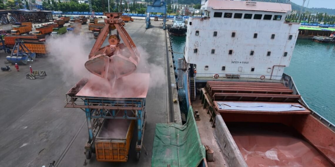 Bongkar Pupuk di Lampung, PTP Nonpetikemas Ambil Peran dalam Rantai Pasok Pertanian Nasional