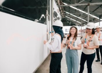 Rayakan Hari Kartini, KAI dan KEMENKRAF Gaet Konten Kreator Erika Richardo, Hadirkan Karya Seni di Kereta Api