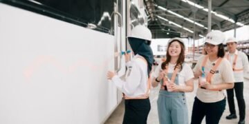 Rayakan Hari Kartini, KAI dan KEMENKRAF Gaet Konten Kreator Erika Richardo, Hadirkan Karya Seni di Kereta Api