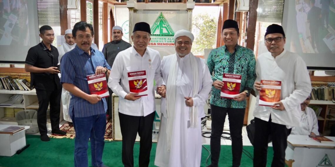 Kunjungi Ponpes Habib Rizieq, Menkop Dorong Koperasi Pesantren Jadi Motor Ekonomi Pancasila