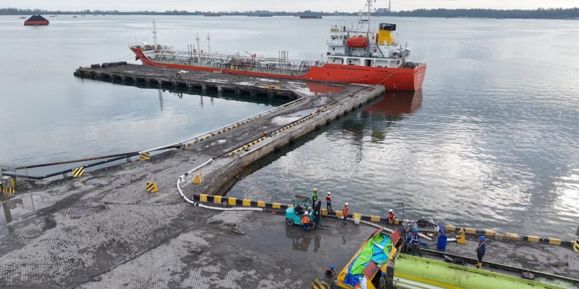 PTP Nonpetikemas Bengkulu Operasikan Layanan Drop Tank untuk Curah Cair di Pelabuhan Pulau Baai