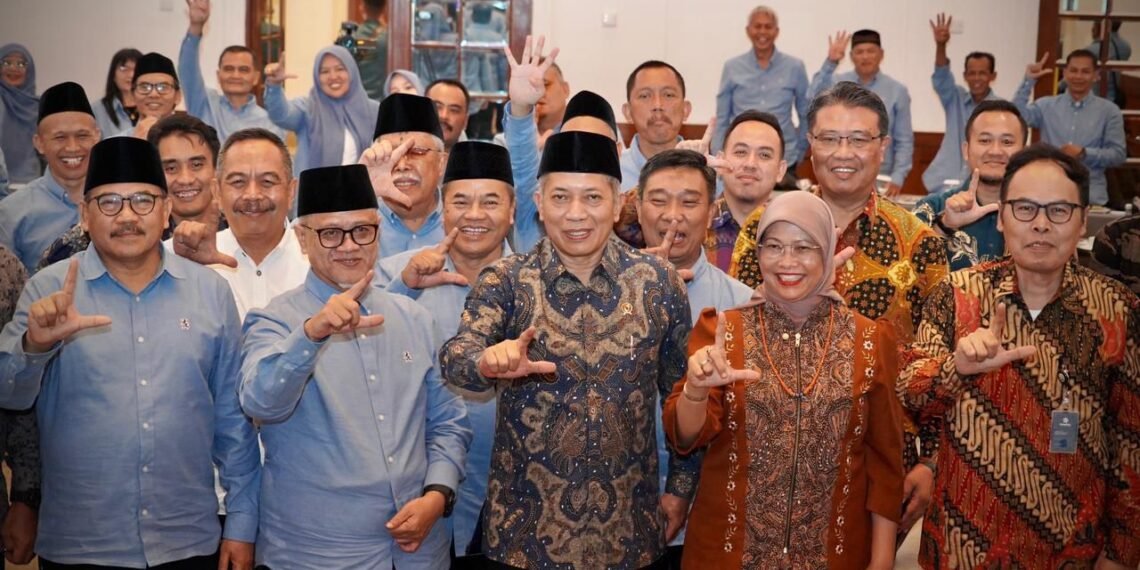 Menkop Ajak Koperasi Tebu Rakyat Miliki Saham Pabrik Gula
