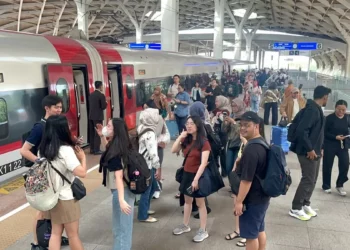 Jelang Akhir Pekan, Penumpang Whoosh Naik 15 Persen