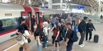 Jelang Akhir Pekan, Penumpang Whoosh Naik 15 Persen