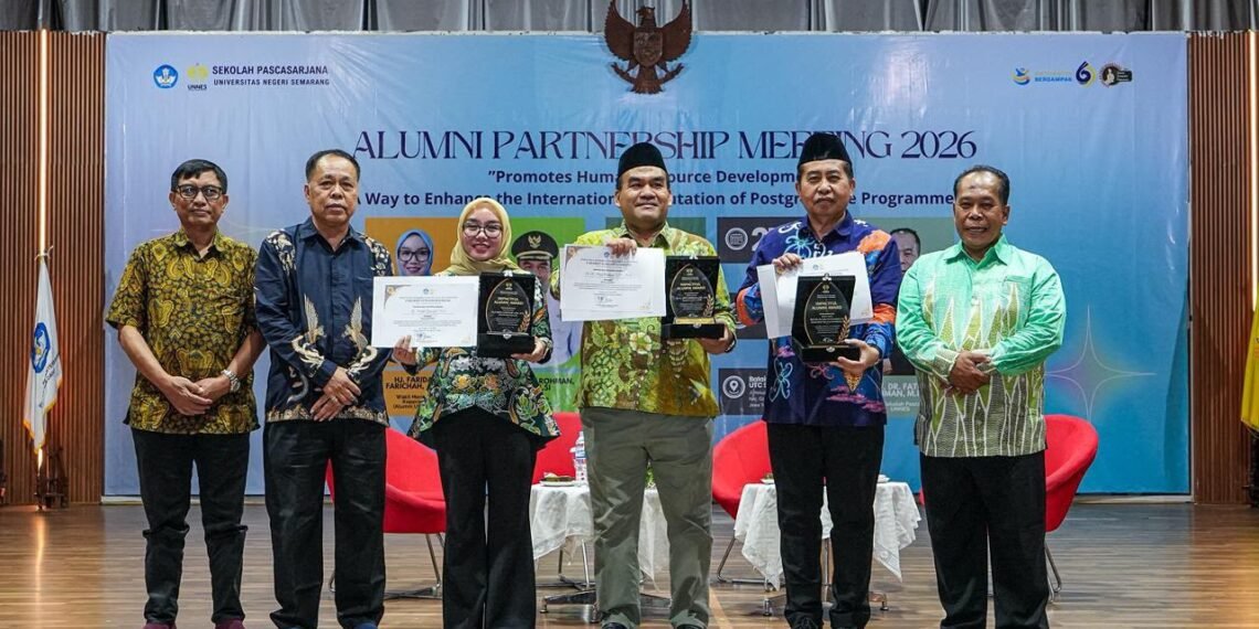 Wamenkop Raih Penghargaan Impactful Alumni Awards UNNES 2026