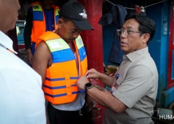 Perkuat Upaya Keselamatan Berlayar, Kemenhub Serahkan 150 Life Jacket ke Nelayan Muara Angke