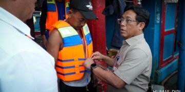 Perkuat Upaya Keselamatan Berlayar, Kemenhub Serahkan 150 Life Jacket ke Nelayan Muara Angke