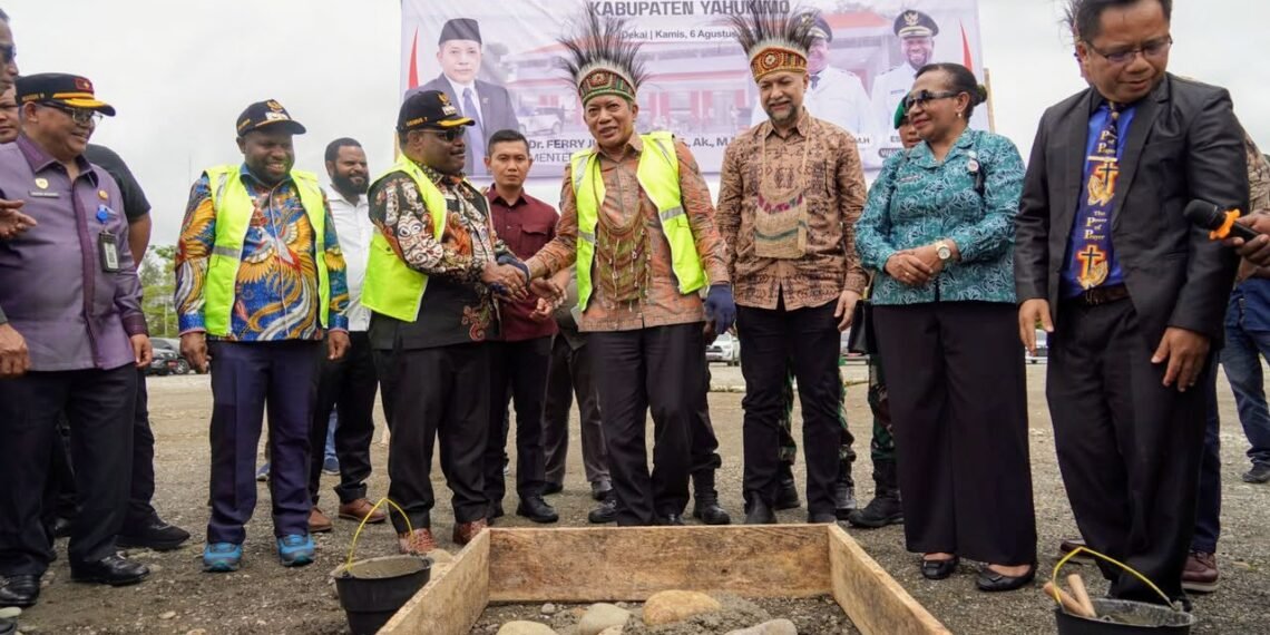 Menkop Lakukan Peletakan Batu Pertama Pembangunan KDKMP Dekai di Yahukimo