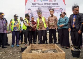 Menkop Lakukan Peletakan Batu Pertama Pembangunan KDKMP Dekai di Yahukimo