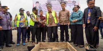 Menkop Lakukan Peletakan Batu Pertama Pembangunan KDKMP Dekai di Yahukimo