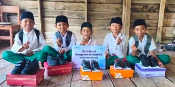 Ketika Sepasang Sepatu dan Bantuan Pangan Menjadi Harapan Baru Bagi Masyarakat di Pelosok Negeri