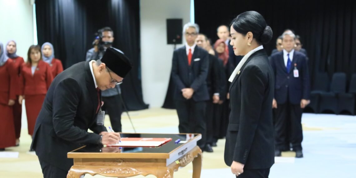 Siapkan Pengaturan dan Pengawasan Bursa Mineral dan Komoditas Strategis, OJK Lantik Deputi Komisioner Baru