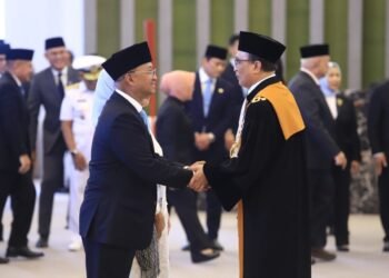 Pengucapan Sumpah Jabatan Kepala Eksekutif Pengawas Bursa Mineral dsn Komoditas Strategis OJK