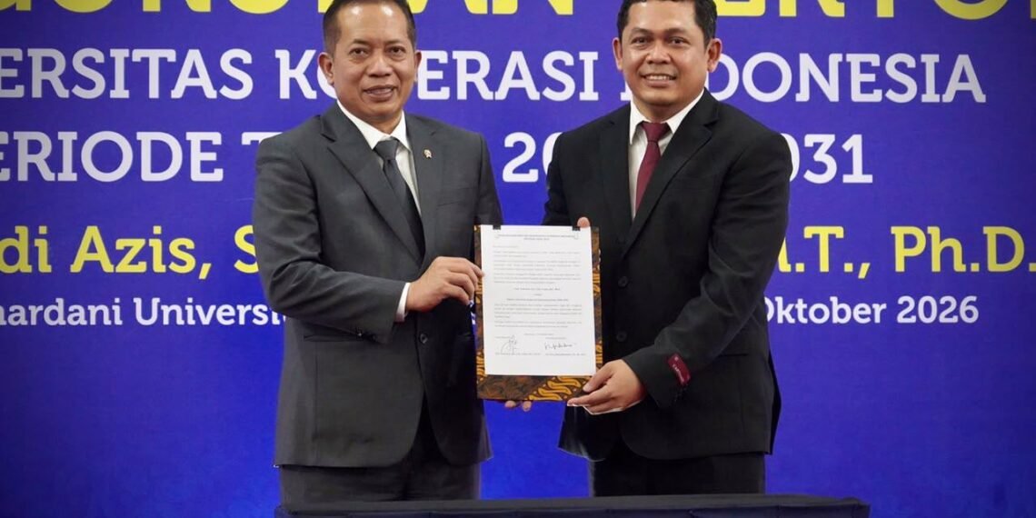 Menkop Kukuhkan Prof. Yudi Azis Sebagai Rektor IKOPIN University