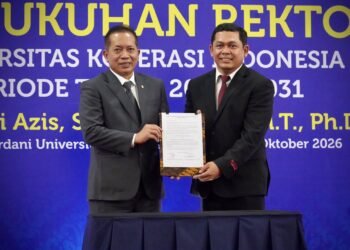 Menkop Kukuhkan Prof. Yudi Azis Sebagai Rektor IKOPIN University