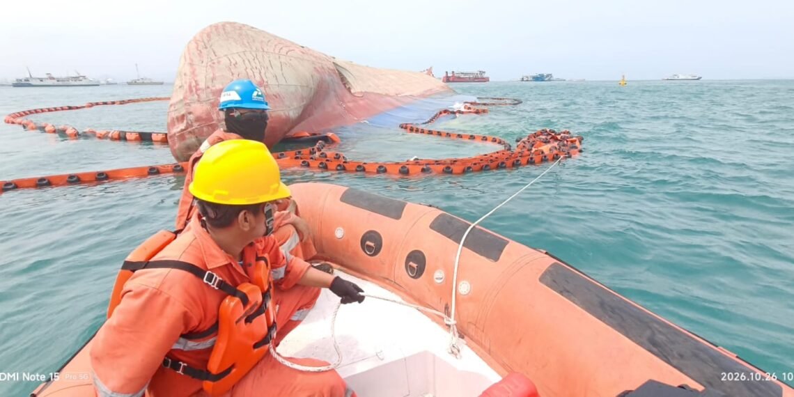 Buoy Penanda Bahaya Kerangka Kapal dan Oil Boom Terpasang di Lokasi KMP Batumandi