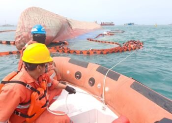 Buoy Penanda Bahaya Kerangka Kapal dan Oil Boom Terpasang di Lokasi KMP Batumandi